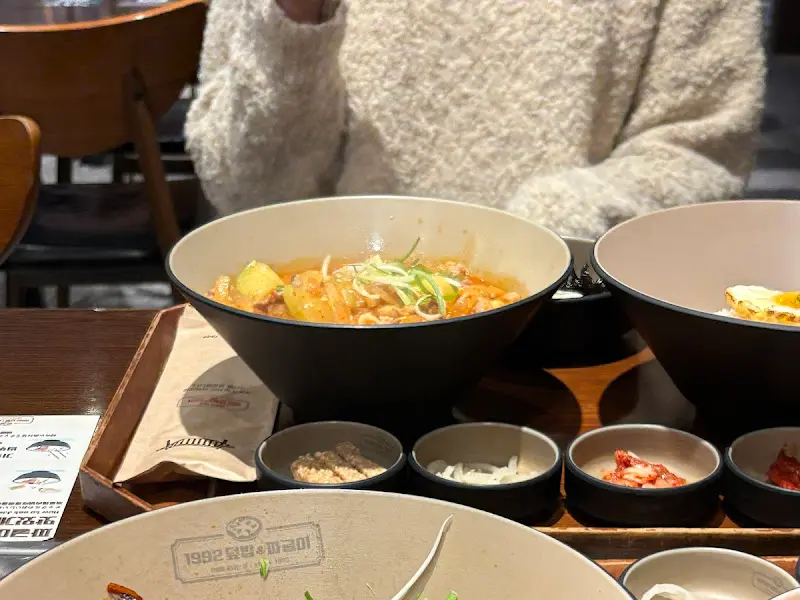 된장짜글이와 덮밥이 함께 나오는 푸짐한 한 상 차림