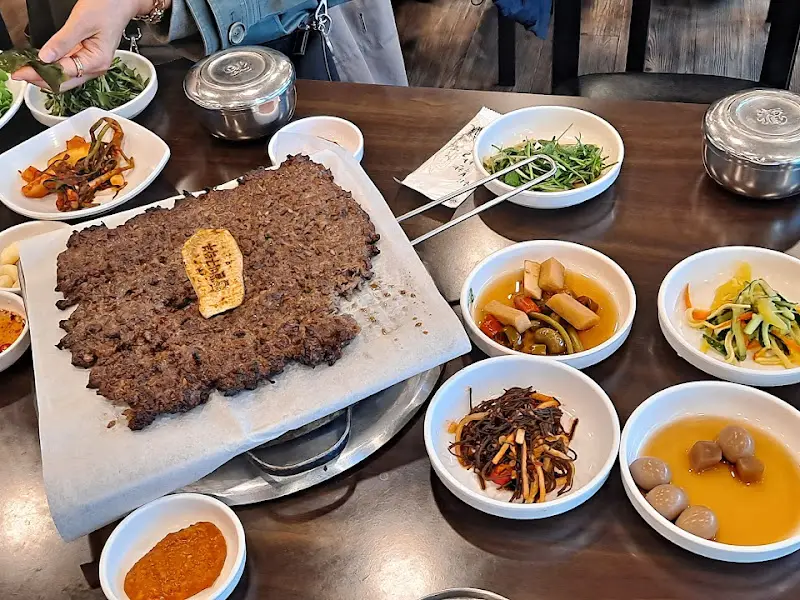 테이블 위에 놓인 언양 불고기와 다양한 반찬들