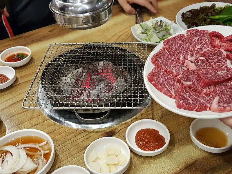 숯불 위에 놓인 석쇠와 소고기