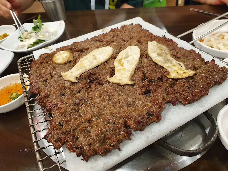 테이블 위에 놓인 언양 불고기