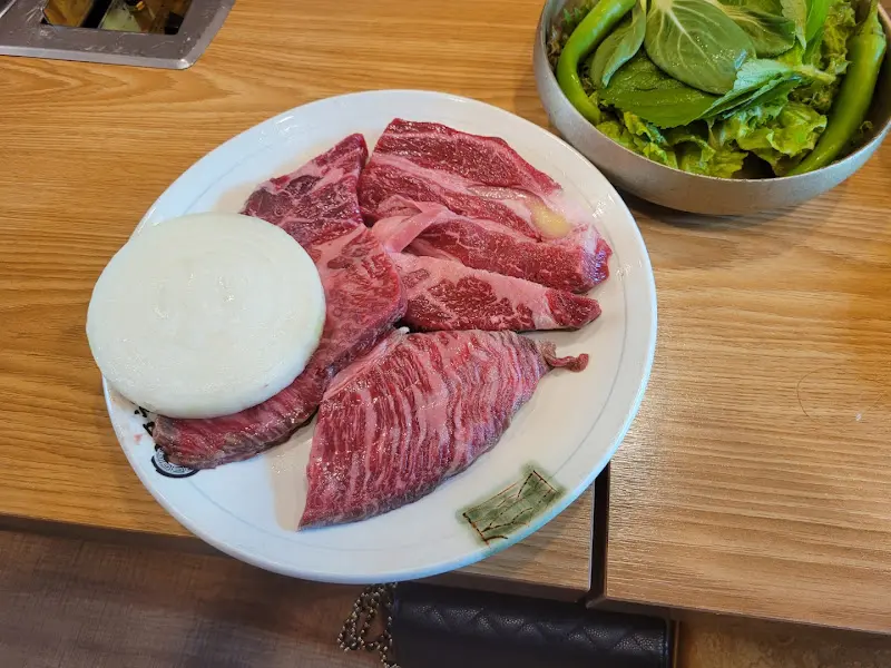 선홍빛 마블링이 아름다운 한우 갈비살