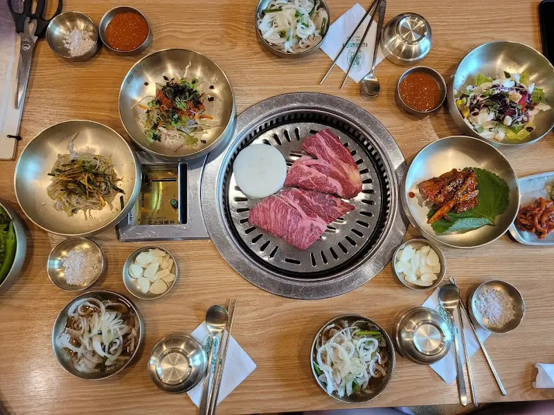 정갈하게 차려진 밑반찬과 한우 갈비살