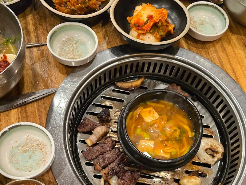 숯불 위에 구워지는 갈비살