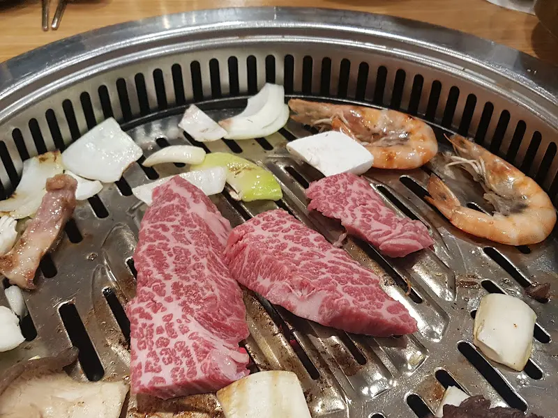 불판 위에 구워지는 한우