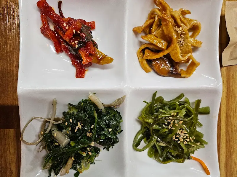 네 칸으로 나뉜 접시에 담긴 반찬들