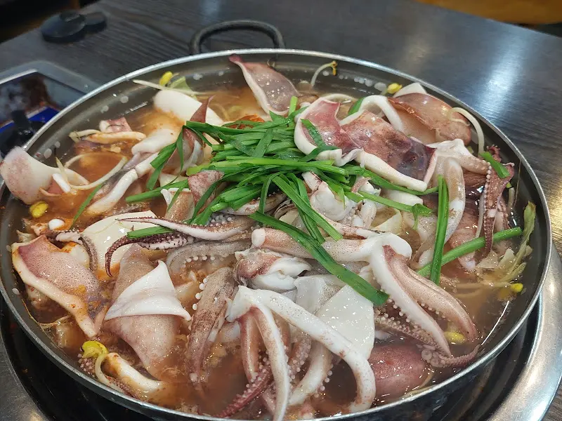 오징어가 가득한 찌개