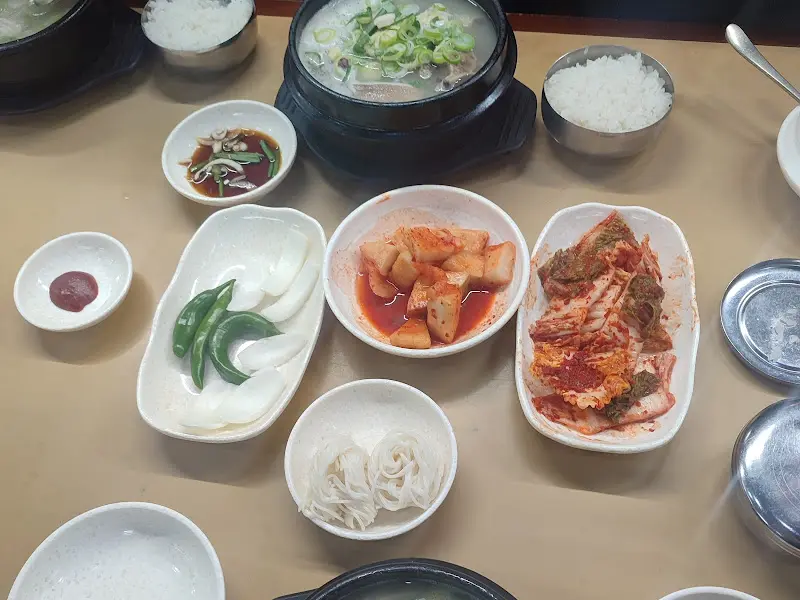 테이블 위에 놓인 설렁탕과 다양한 반찬들