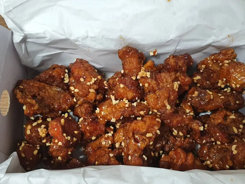 땅콩이 듬뿍 뿌려진 닭강정