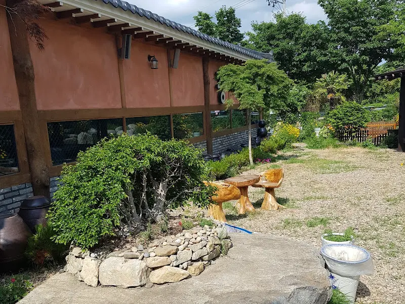 예림서원 옆 식당 건물과 주변 풍경