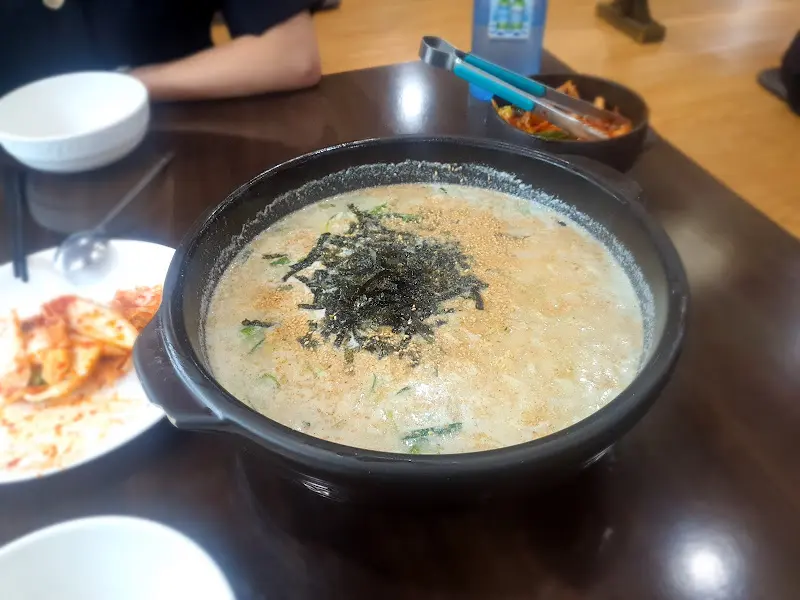 들깨칼국수와 김치