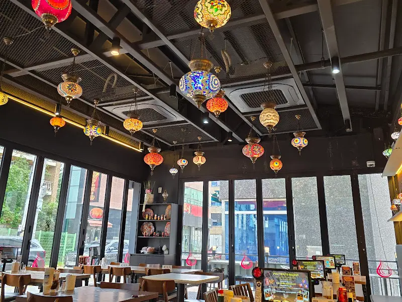 화려한 터키 조명으로 장식된 레드 어니언 내부