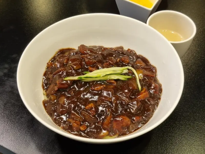 윤기가 흐르는 짜장면