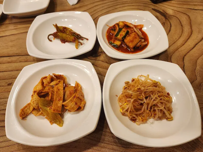 정갈하게 담겨 나온 밑반찬