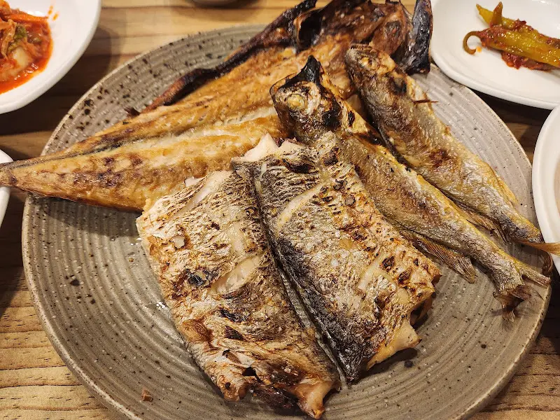 노릇노릇하게 구워진 생선구이