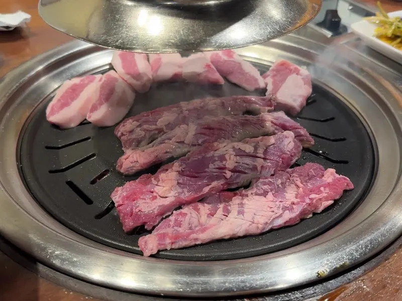 삼겹살과 목살이 구워지는 모습