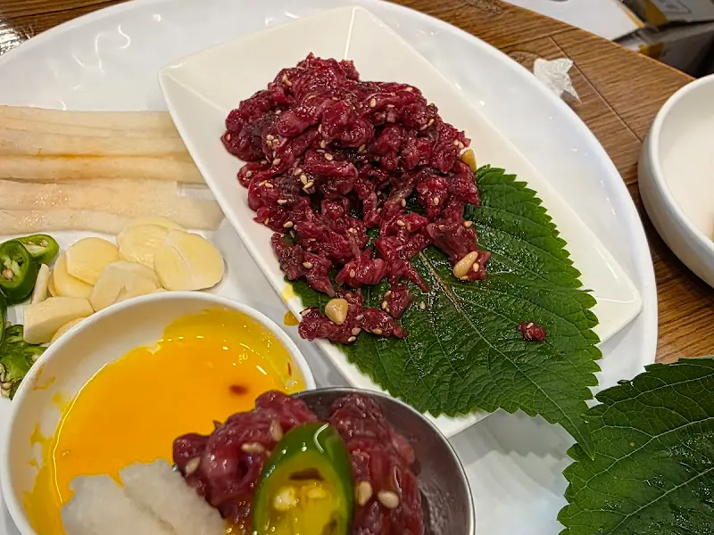 신선함이 살아있는 육회의 자태