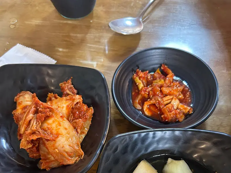 깔끔하게 담겨 나온 밑반찬