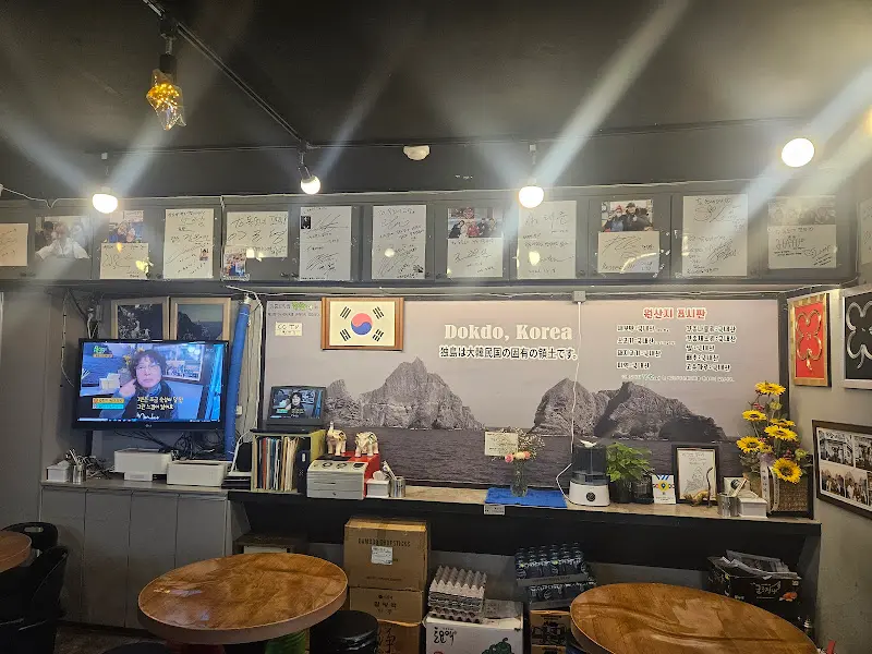 벽면 가득한 방문객들의 흔적