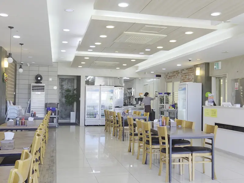 넓고 깔끔한 내부