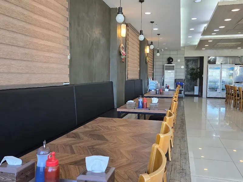 편안한 분위기의 테이블