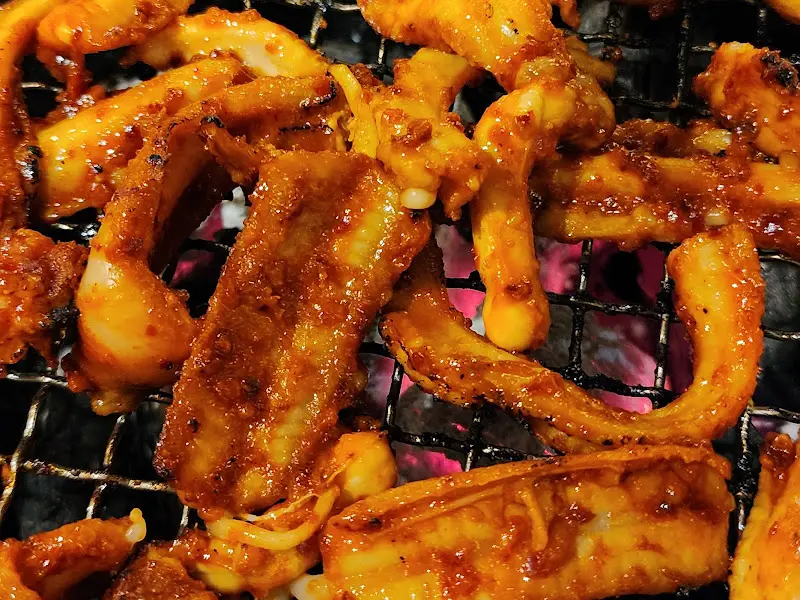 숯불 위에서 익어가는 닭발