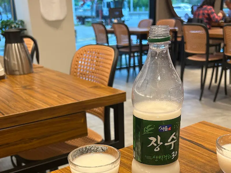 돌솥밥에 순두부찌개를 비벼 먹는 모습