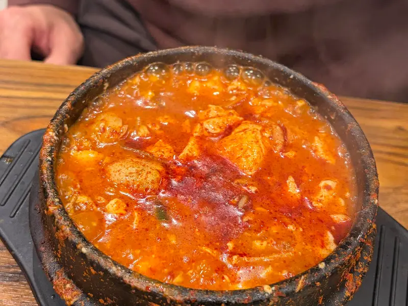 뚝배기에 담겨 나온 순두부 찌개