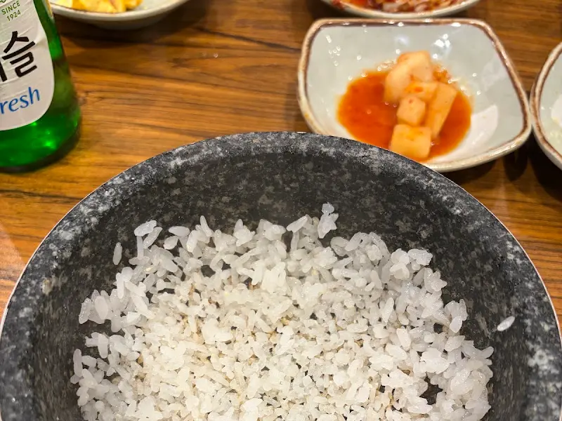 돌솥밥과 반찬들