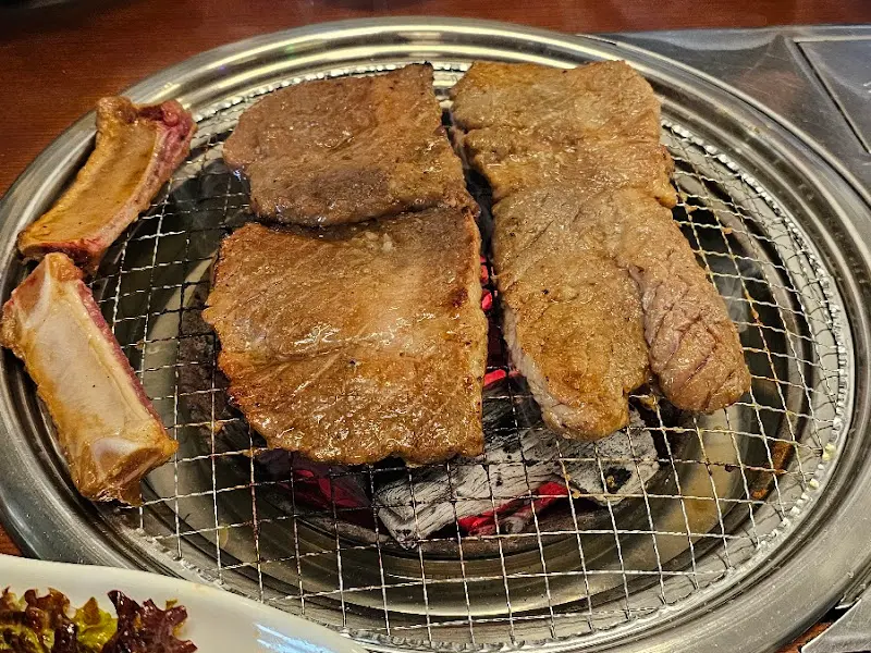 숯불 위에서 맛있게 익어가는 돼지갈비