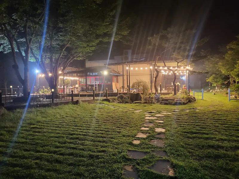 어둠 속에서 빛나는 맛난다갈비의 전경