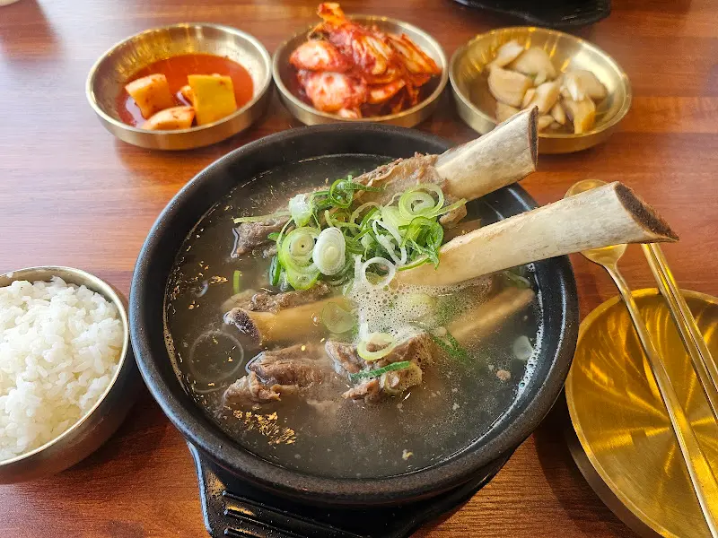 정갈한 기본 반찬과 거대 갈비탕