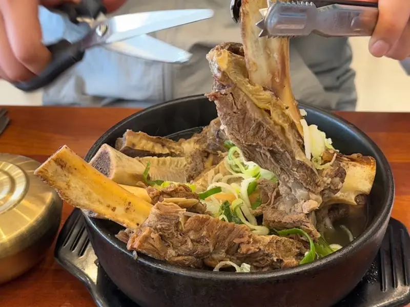 거대한 갈빗대를 손질하는 모습