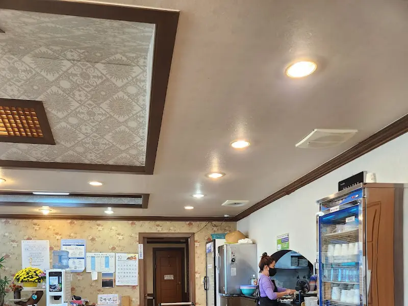 정든한정식 식당 내부 인테리어