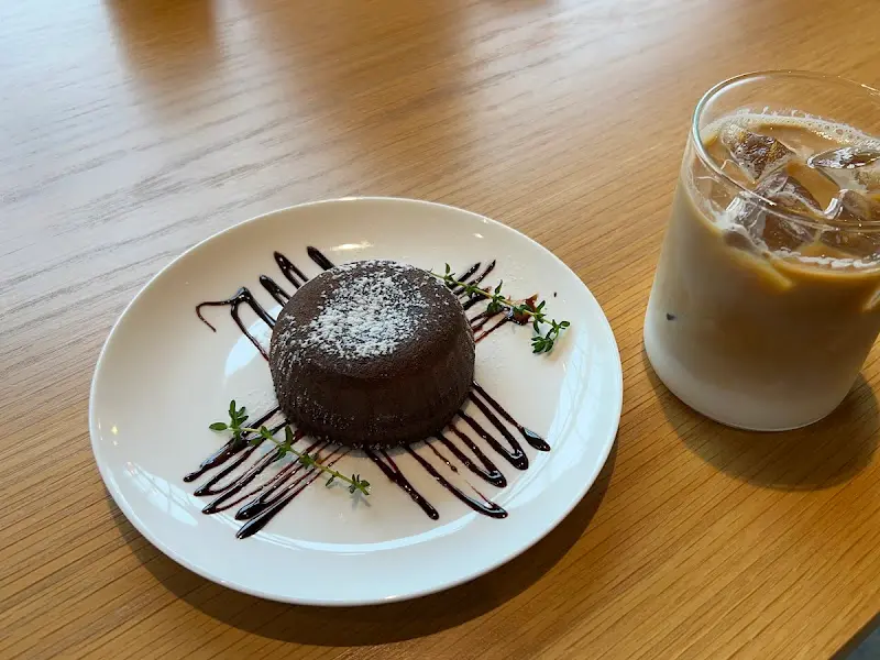 초코 케이크와 라떼