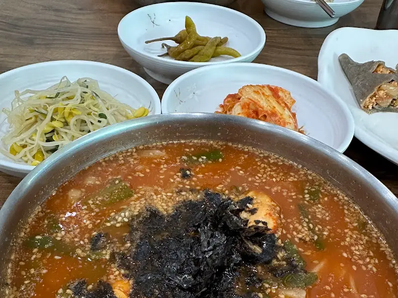 메밀 홍합 장칼국수와 밑반찬