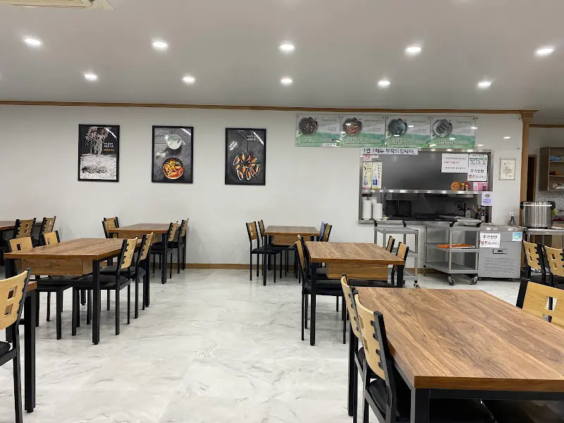 넓고 깨끗한 식당 내부