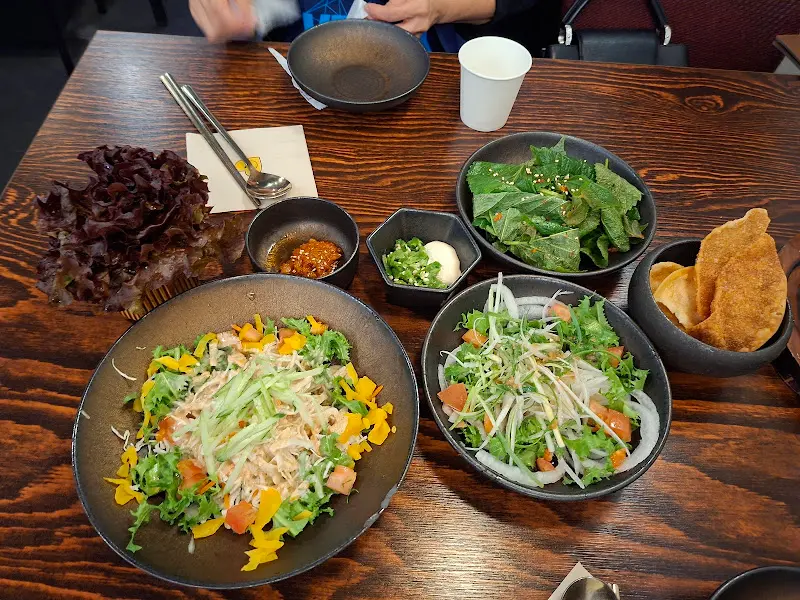 다채로운 밑반찬이 놓인 테이블 전경