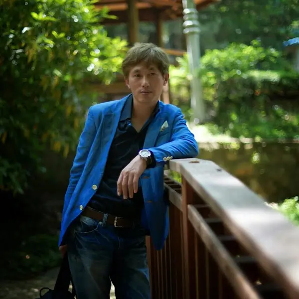 푸른 자연을 배경으로 한 남자