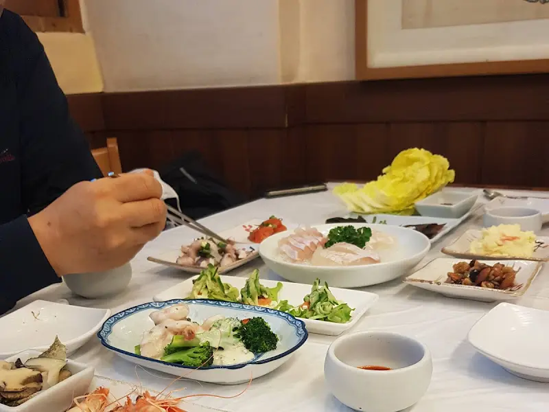 한 상 가득 차려진 한정식