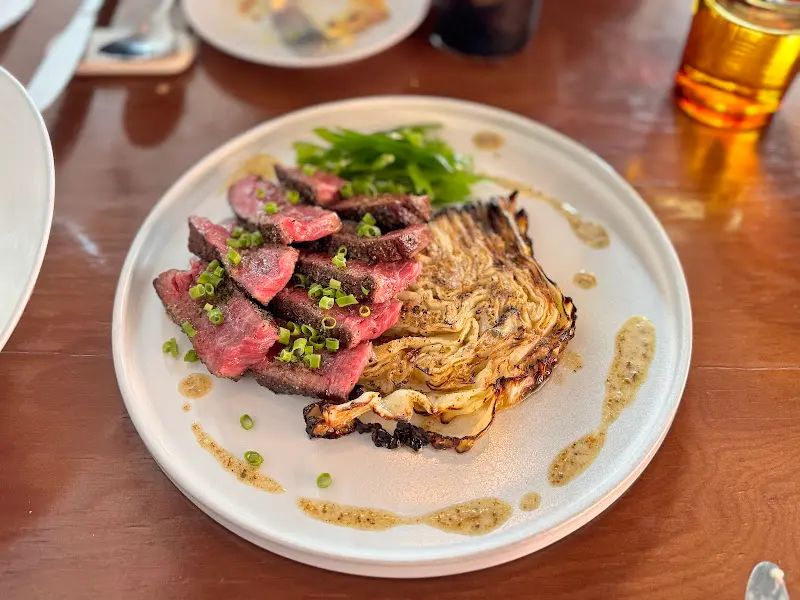 스테이크와 구운 양배추