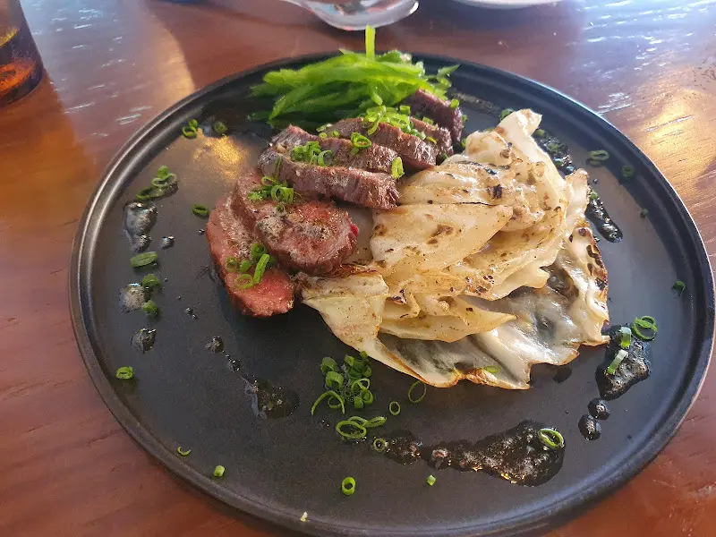 스테이크와 구운 양배추