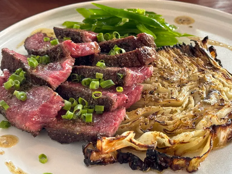 스테이크와 구운 양배추