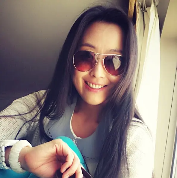 환하게 웃는 여성의 셀카