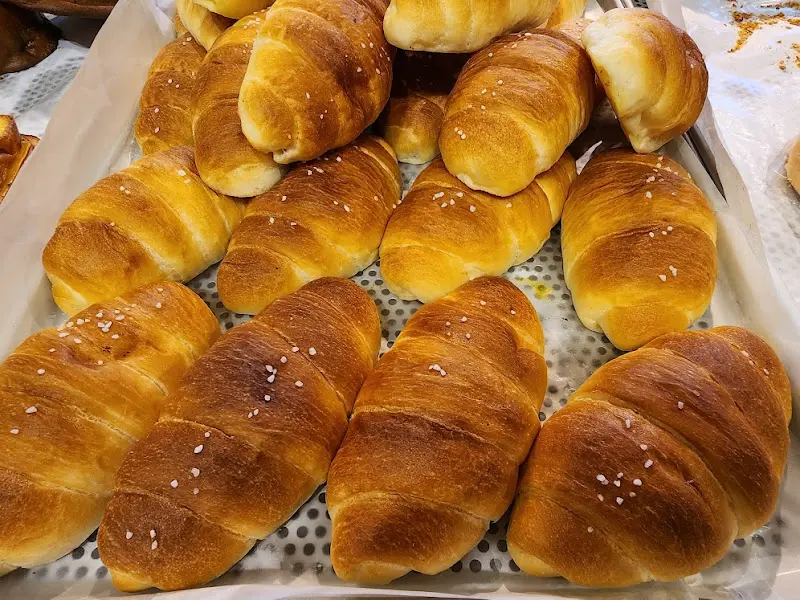 황금빛 색깔을 뽐내는 크루아상