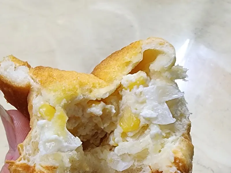 달콤한 크림과 옥수수가 가득한 빵