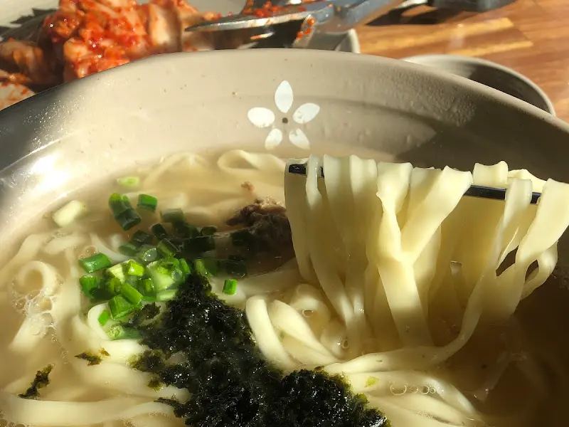 쫄깃한 칼국수 면발