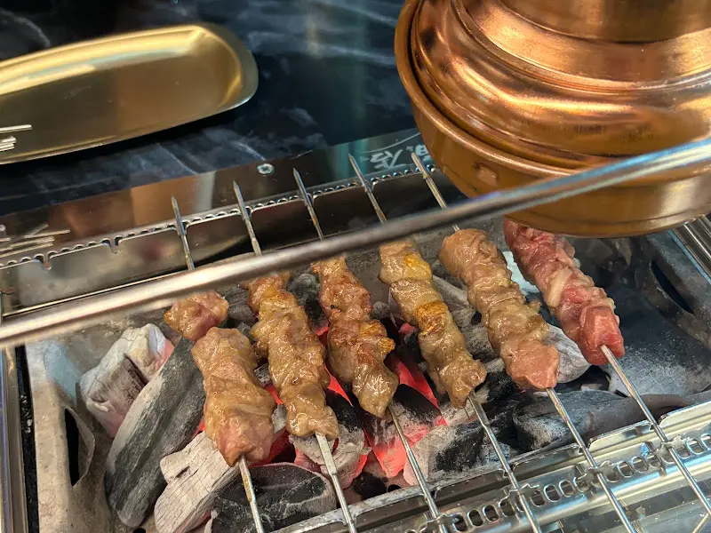 숯불 위에서 익어가는 양꼬치