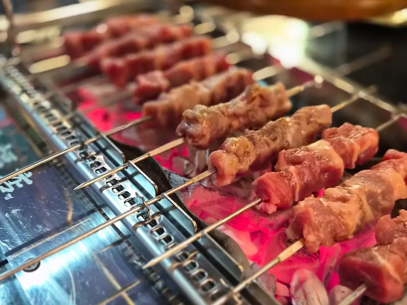 숯불 위에서 익어가는 양꼬치