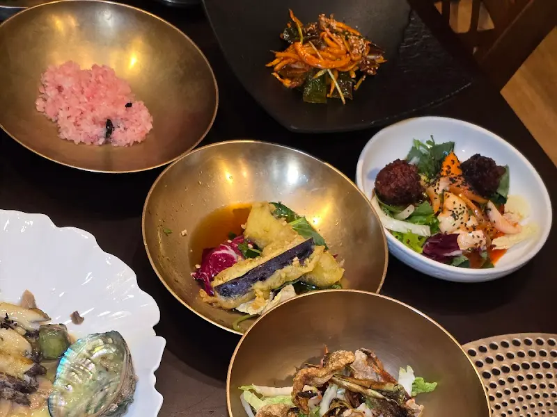 정갈하게 차려진 한상