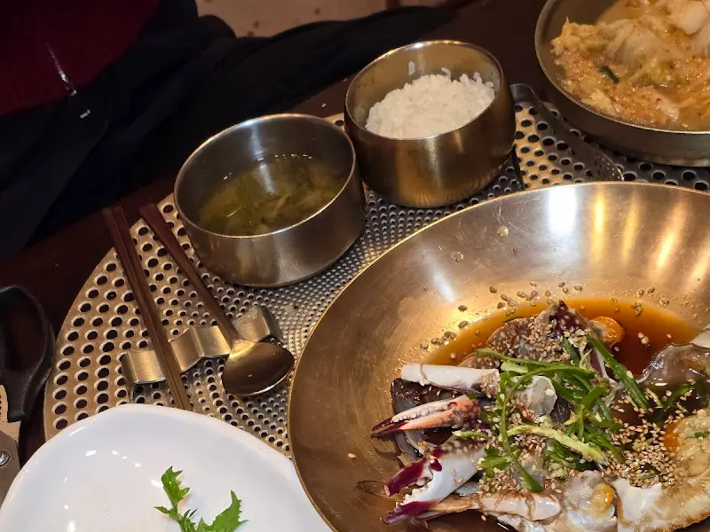 놋그릇에 담긴 밥과 국